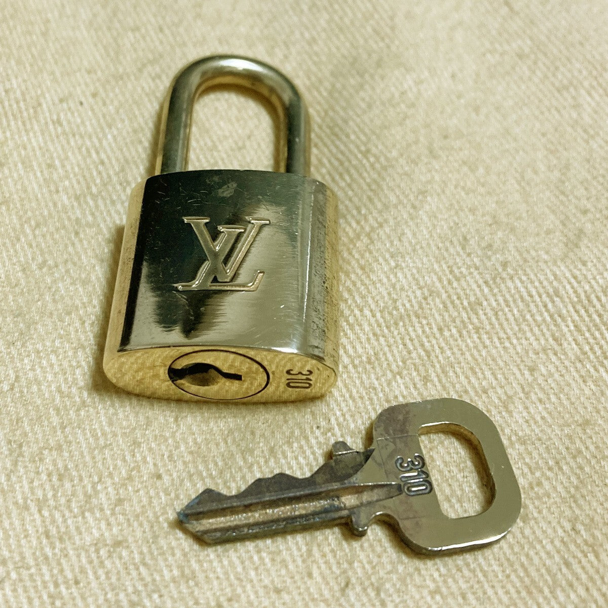 LOUIS VUITTON LV 10 SET PADLOCK KEY CHARM CADENA GOLD-PLATED FRANCE 31PDA169