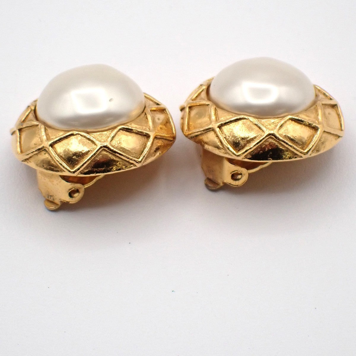 CHANEL Matelasse Round Imitation Pearl Button Earrings Clip-On GHW 62RL660