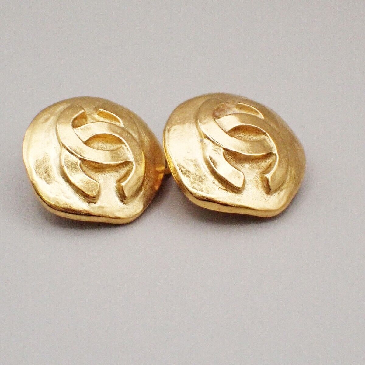 CHANEL CC Logo Button Earrings 95A Clip-On Gold France Vintage 34RK706
