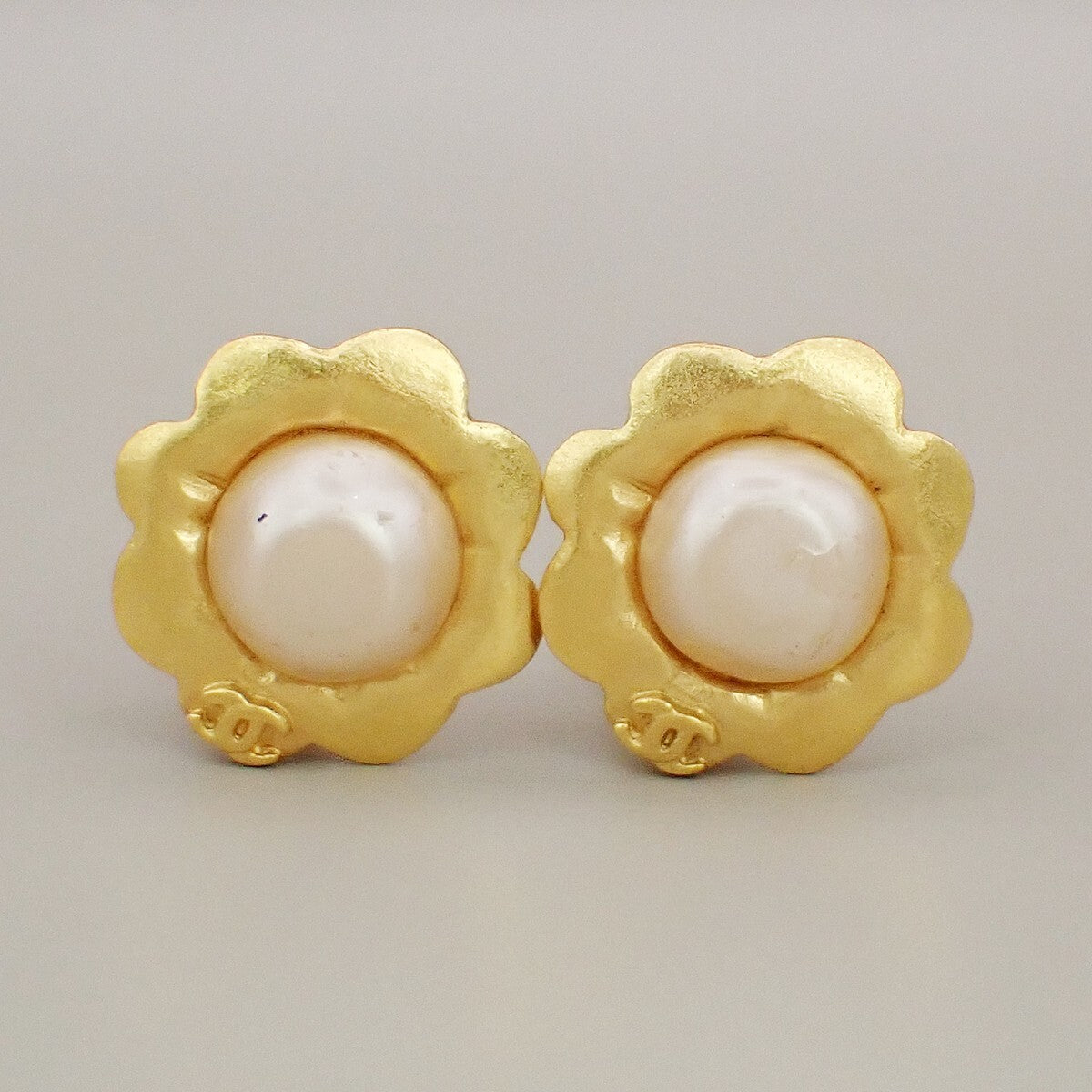 CHANEL CC Logo Imitation Pearl Flower Button Earrings Clip-On 96 P Gold 30RK753