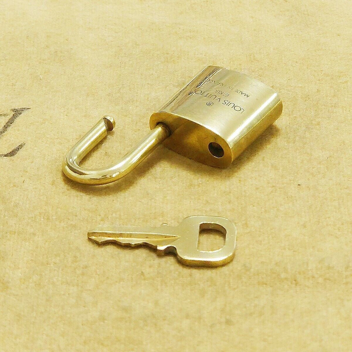 LOUIS VUITTON LV 10 SET PADLOCK KEY BAG CHARM CADENA GOLD PLATED FRANCE 35HA098