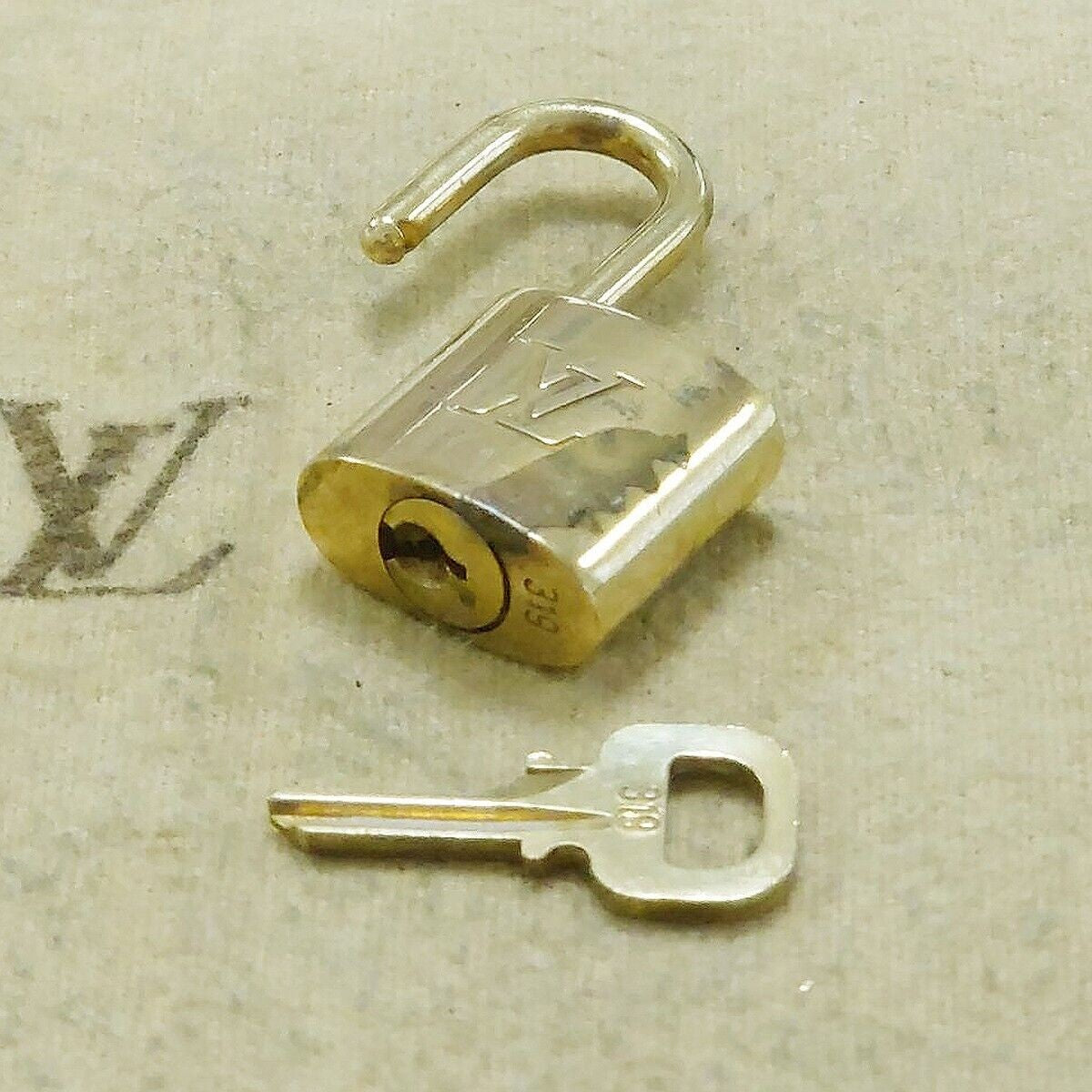 LOUIS VUITTON LV 10 SET PADLOCK KEY BAG CHARM CADENA GOLD PLATED FRANCE 65HA164