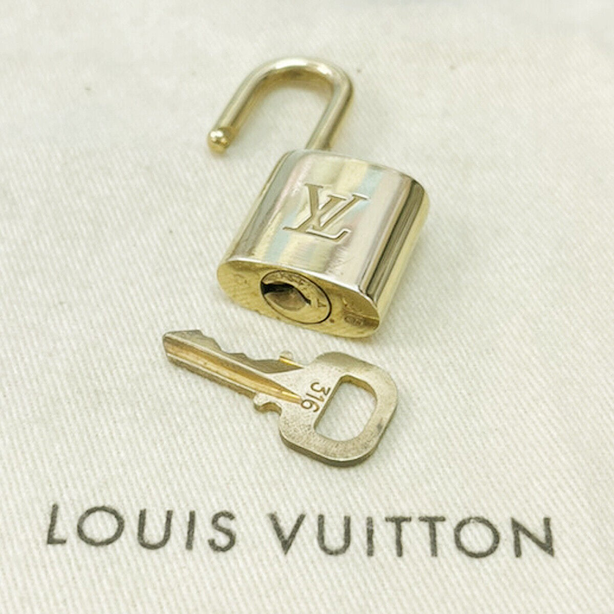 LOUIS VUITTON LV 10 SET PADLOCK KEY CHARM CADENA GOLD-PLATED FRANCE 35JF455