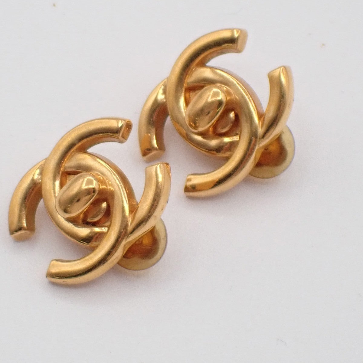 CHANEL CC Logo Button Earrings 97P Clip-On Gold-Plated France Vintage 18RF746