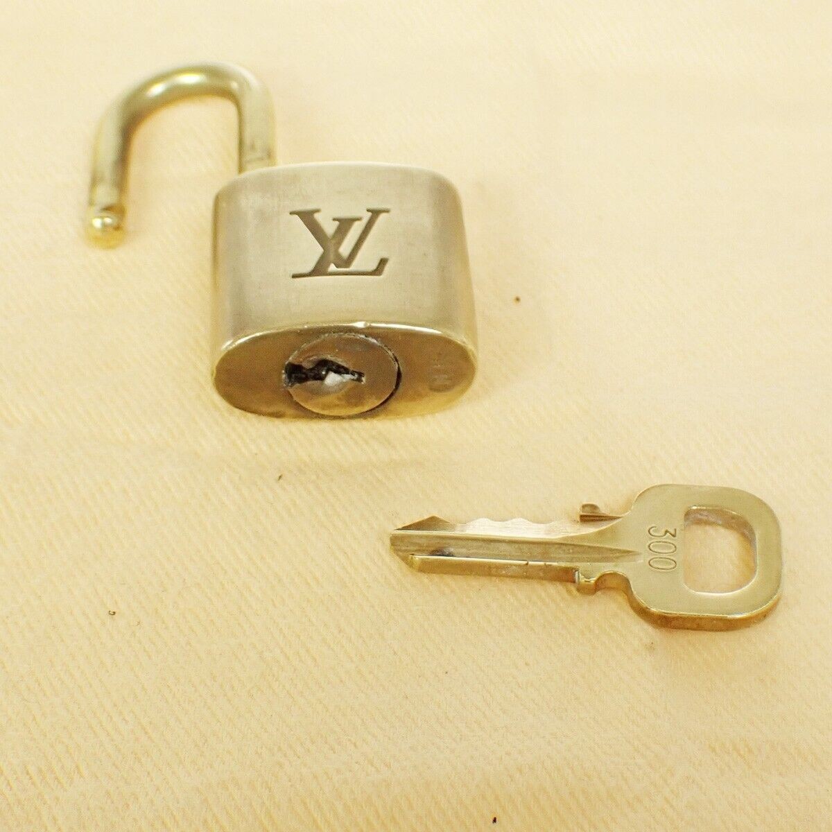 LOUIS VUITTON LV 10 SET PADLOCK KEY BAG CHARM CADENA GOLD PLATED FRANCE 33SH949