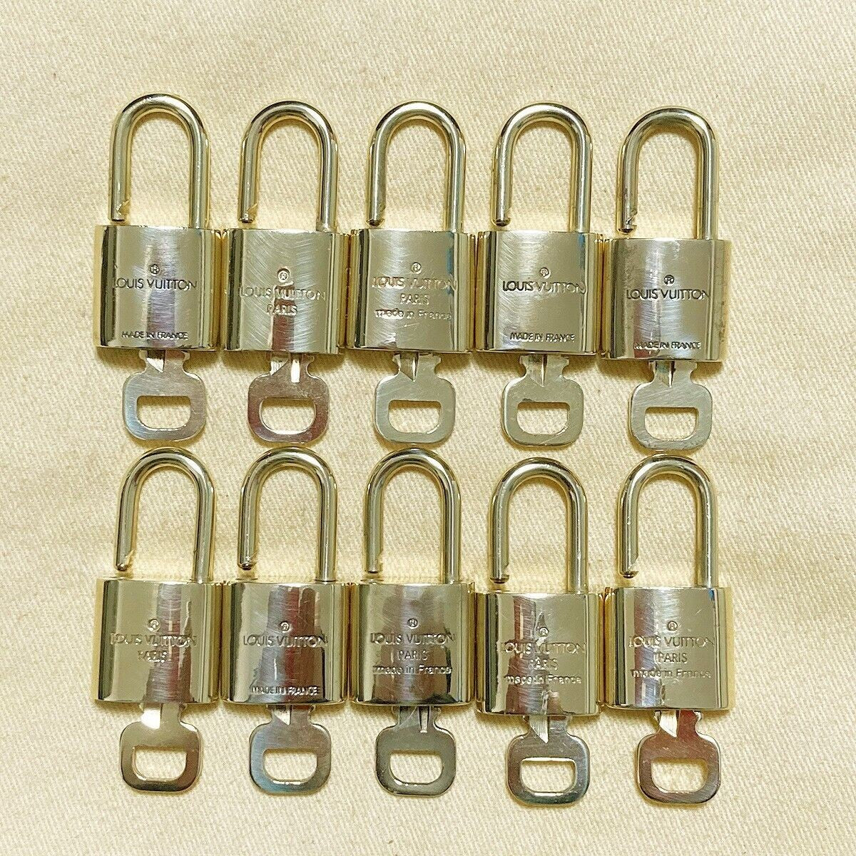 AUTHENTIC LOUIS VUITTON LV 10 SET PADLOCK KEY CHARM CADENA GOLD FRANCE 65PDA110
