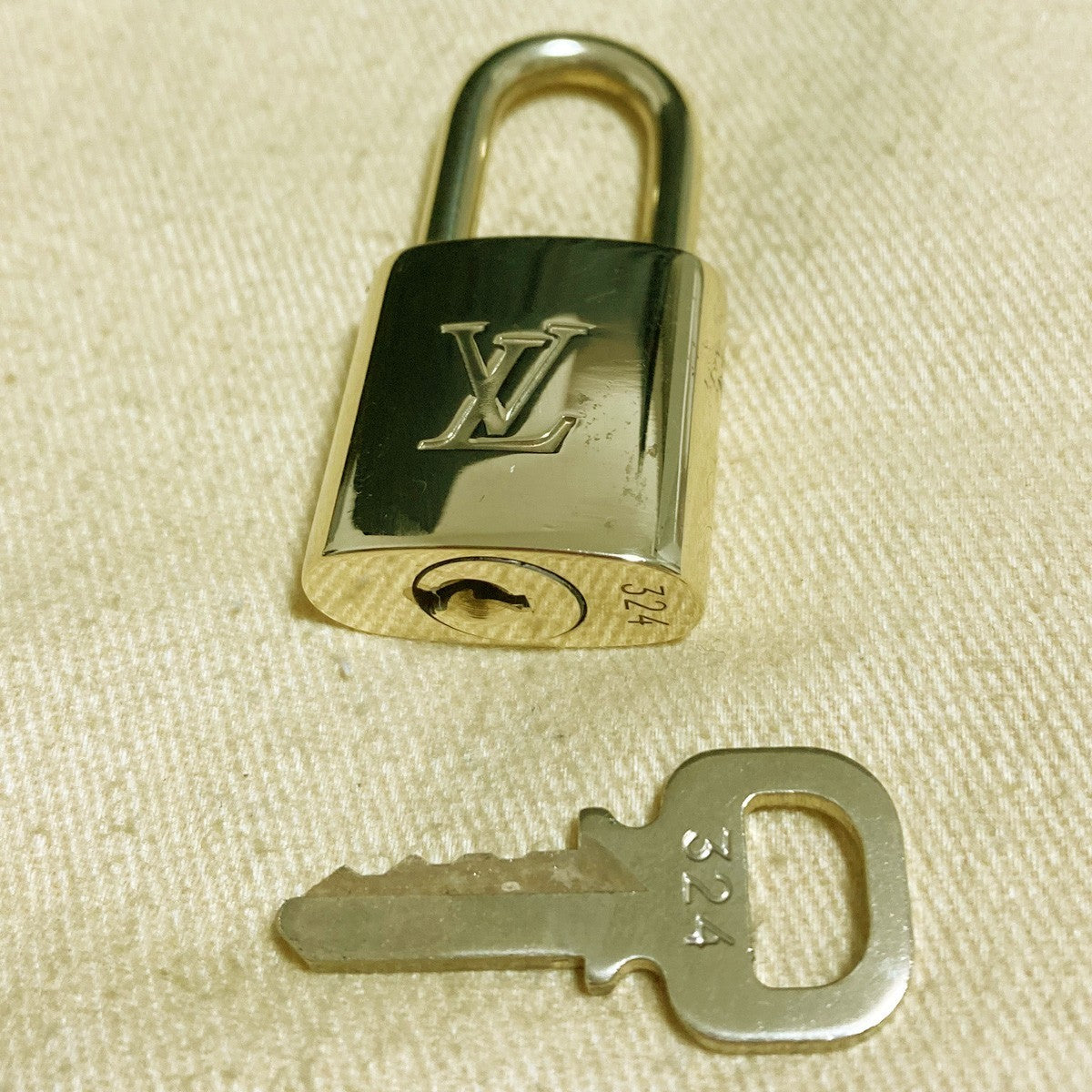 LOUIS VUITTON LV 10 SET PADLOCK KEY CHARM CADENA GOLD-PLATED FRANCE 37PDA276