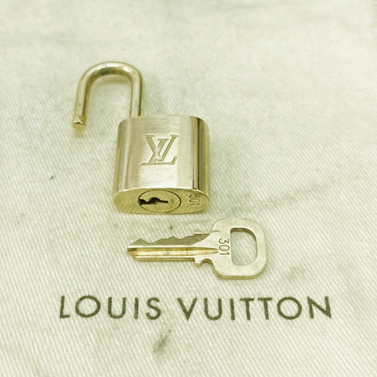 LOUIS VUITTON LV 10 SET PADLOCK KEY CHARM CADENA GOLD-PLATED FRANCE 35JF462