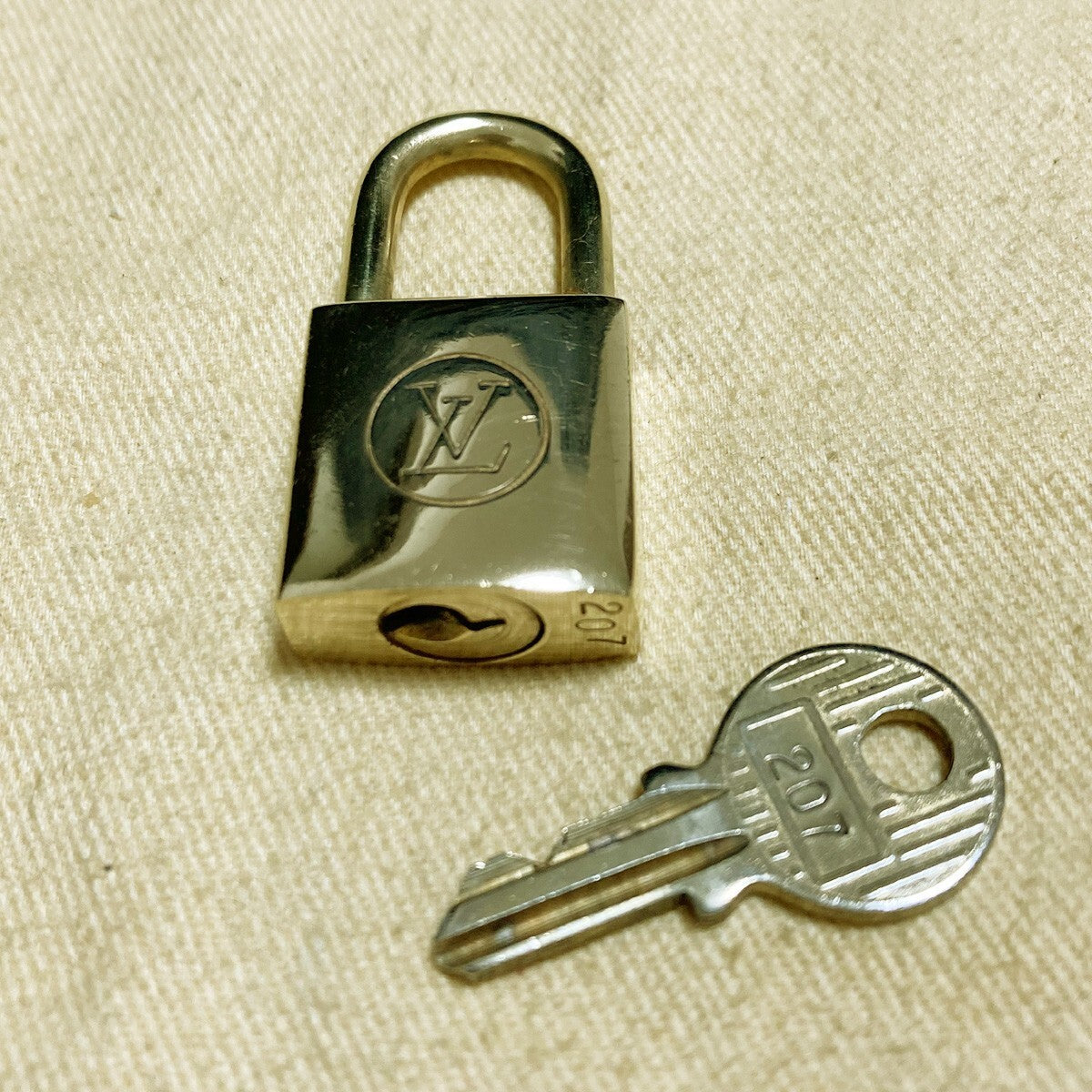 LOUIS VUITTON LV 10 SET PADLOCK KEY CHARM CADENA GOLD-PLATED FRANCE 37PDA208