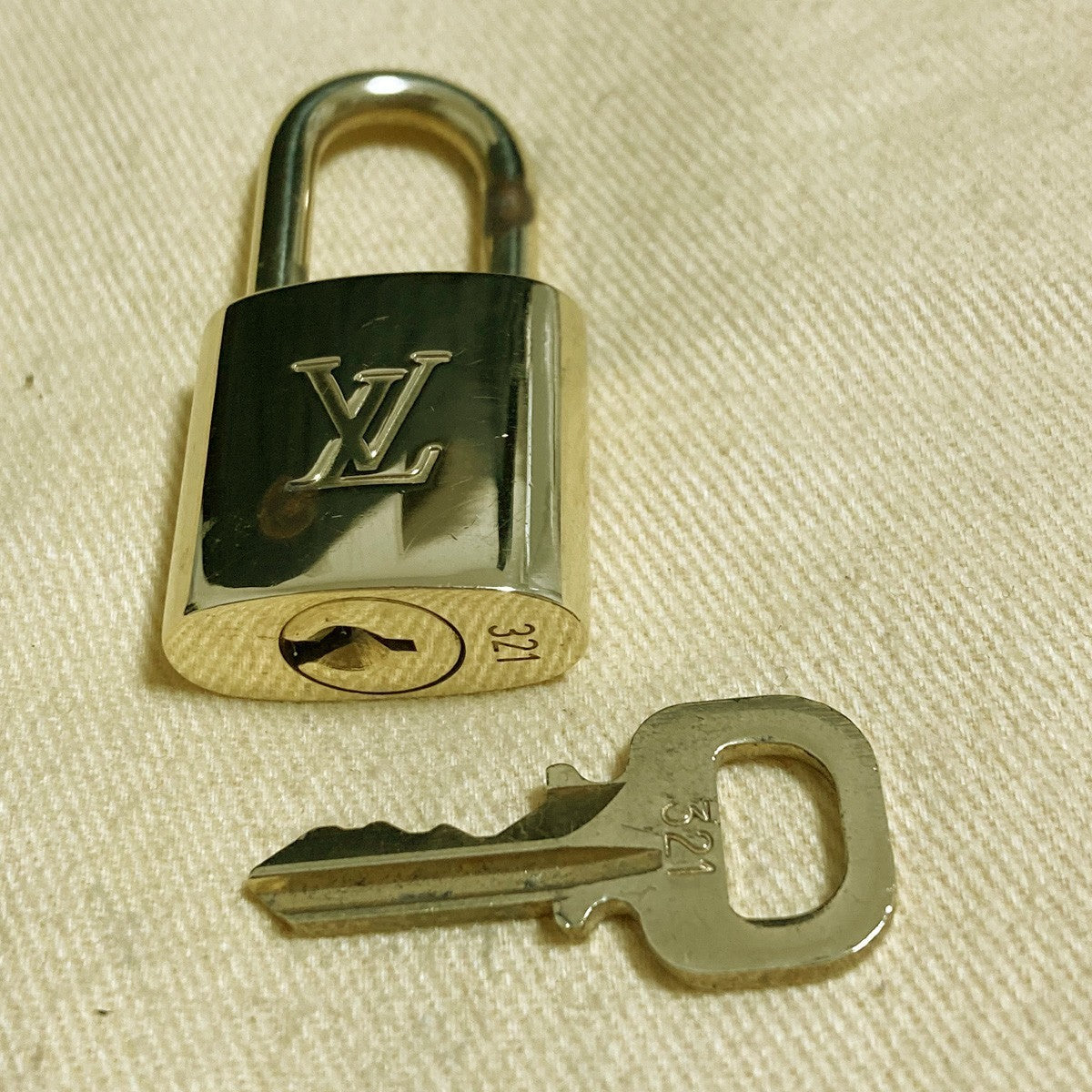 LOUIS VUITTON LV 10 SET PADLOCK KEY CHARM CADENA GOLD-PLATED FRANCE 61PDA304