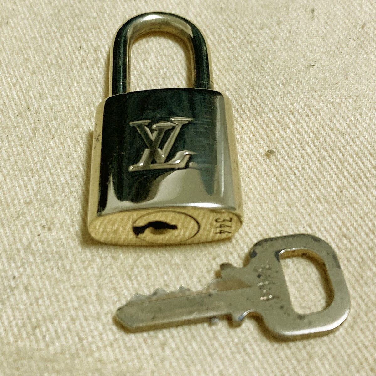 LOUIS VUITTON LV 10 SET PADLOCK KEY CHARM CADENA GOLD-PLATED FRANCE 37PDA222