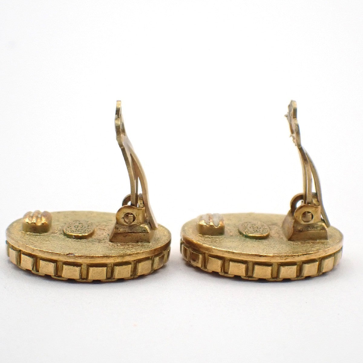 CHANEL CC Logo Round Button Earrings 95P Clip-On Gold GHW France Vintage 67RL677