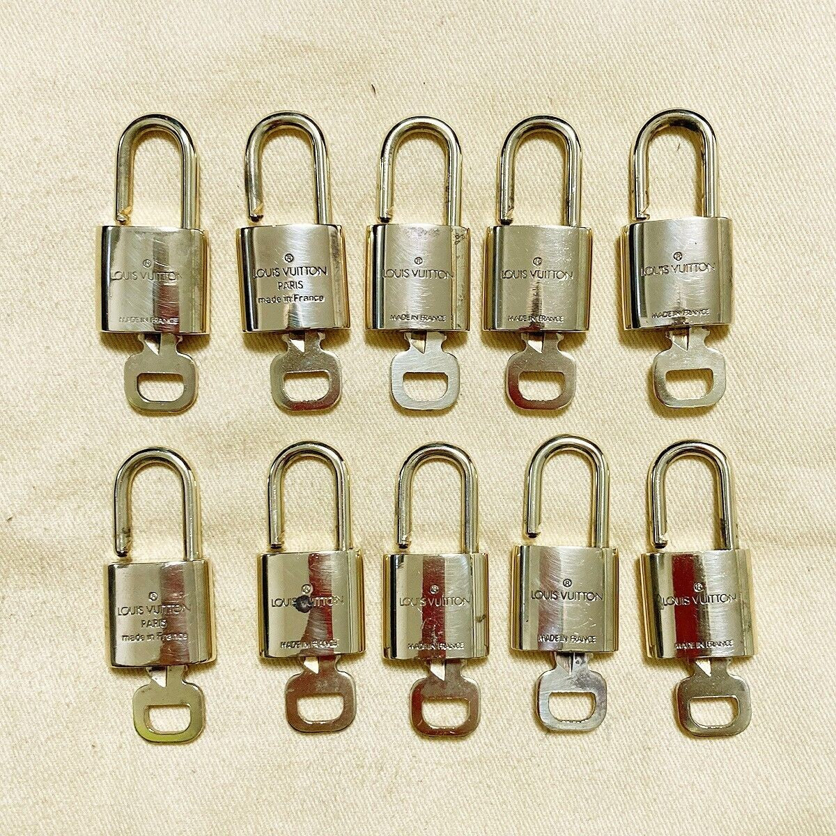 LOUIS VUITTON LV 10 SET PADLOCK KEY BAG CHARM CADENA GOLD PLATED FRANCE 37PDA091