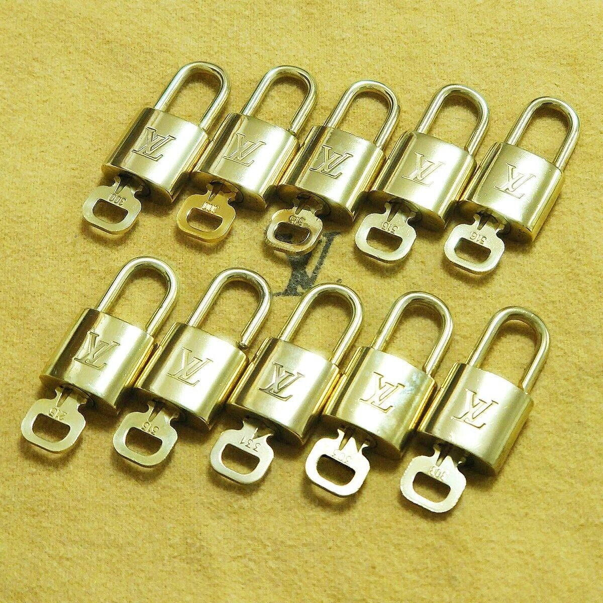 LOUIS VUITTON LV 10 SET PADLOCK KEY BAG CHARM CADENA GOLD PLATED FRANCE 35HA102