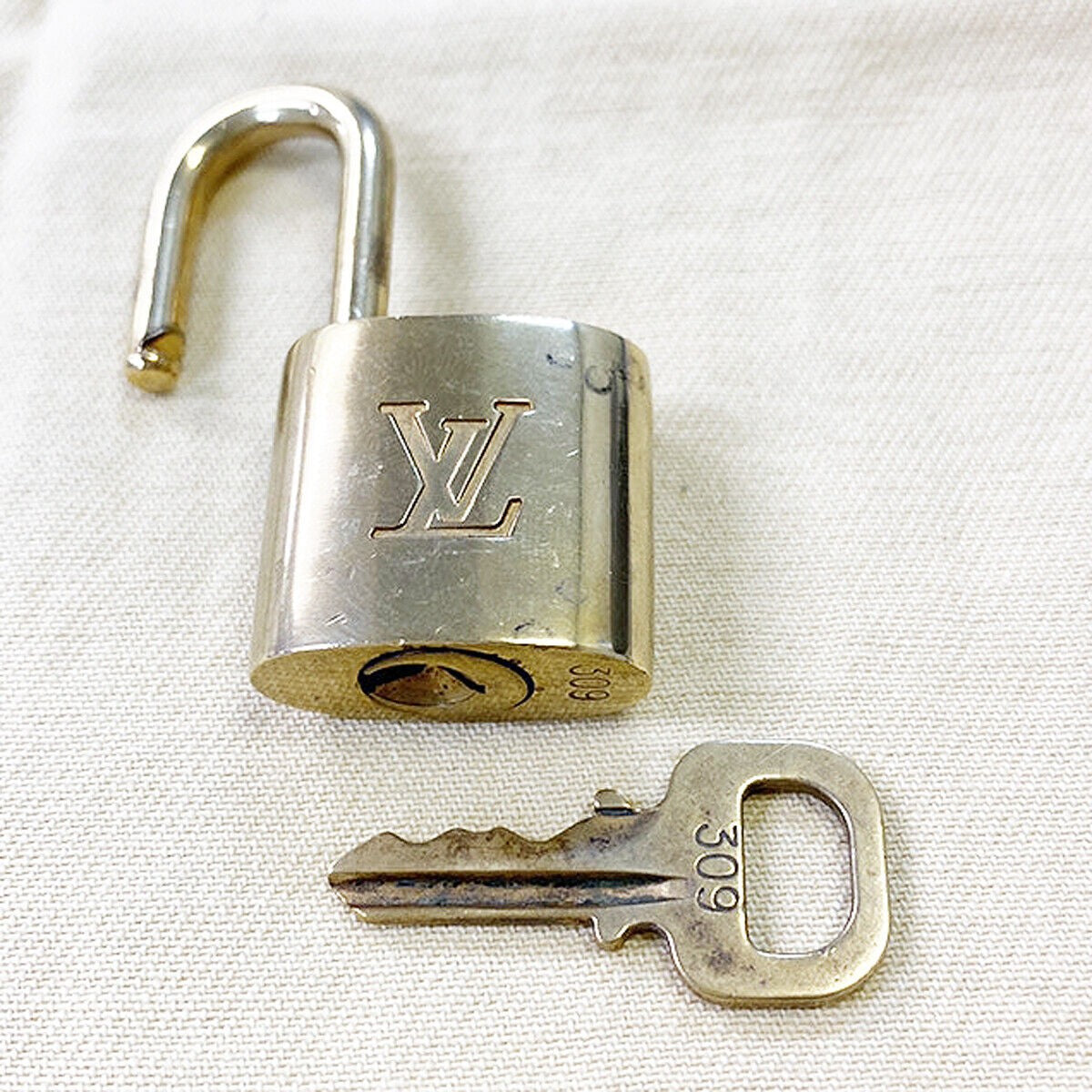 LOUIS VUITTON LV 10 SET PADLOCK CADENA KEY BAG CHARM GOLD PLATED FRANCE 33MS902