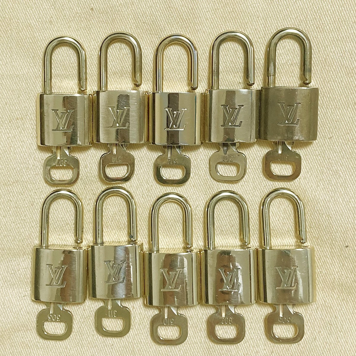 LOUIS VUITTON LV 10 SET PADLOCK KEY CHARM CADENA GOLD-PLATED FRANCE 39PDA172