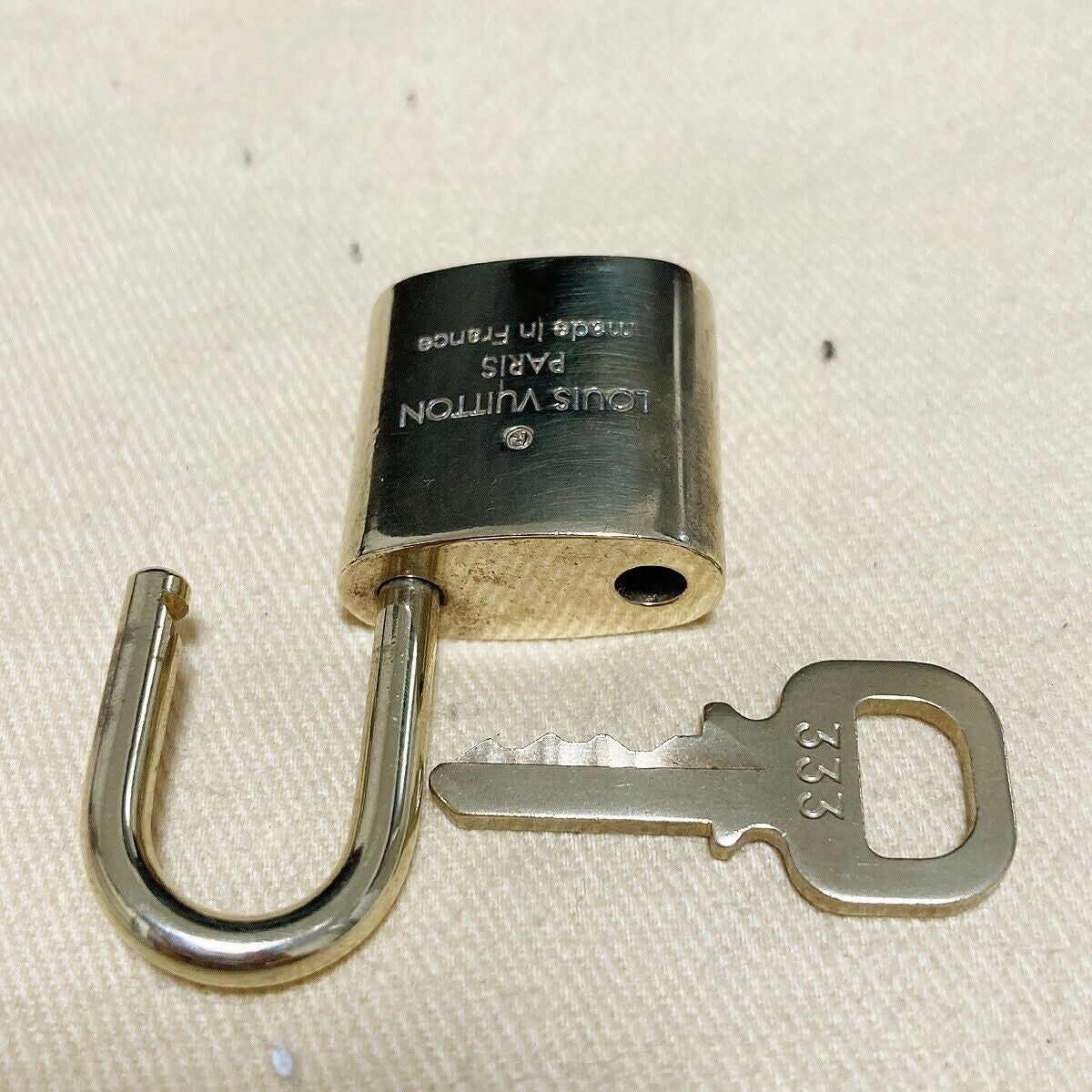 LOUIS VUITTON LV 10 SET PADLOCK KEY BAG CHARM CADENA GOLD PLATED FRANCE 35PDA009