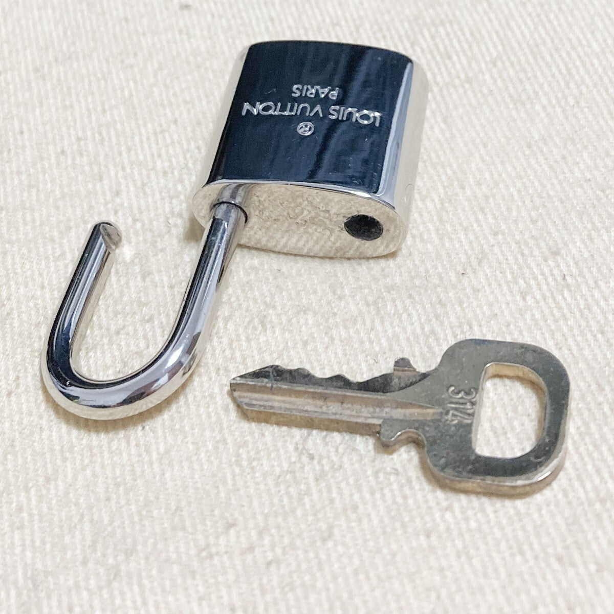 LOUIS VUITTON LV 10 SET PADLOCK KEY CHARM CADENA GOLD-PLATED FRANCE 37PDA203