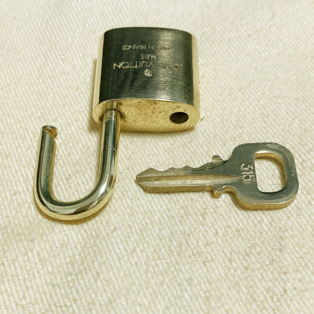 LOUIS VUITTON LV 10 SET PADLOCK KEY CHARM CADENA GOLD-PLATED FRANCE 37PDA208