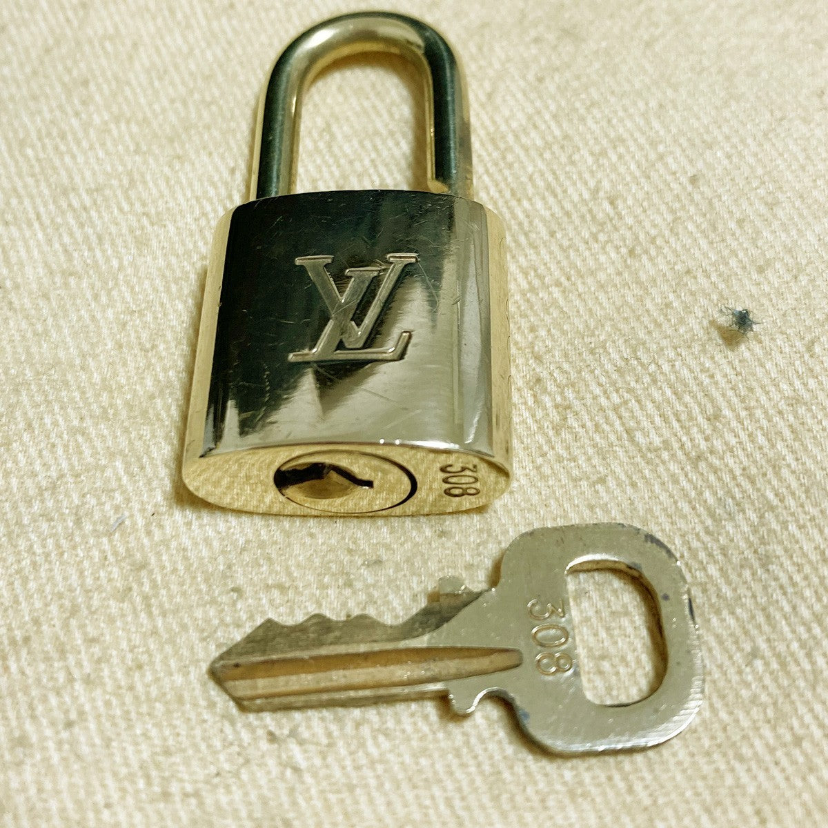 LOUIS VUITTON LV 10 SET PADLOCK KEY CHARM CADENA GOLD-PLATED FRANCE 37PDA258