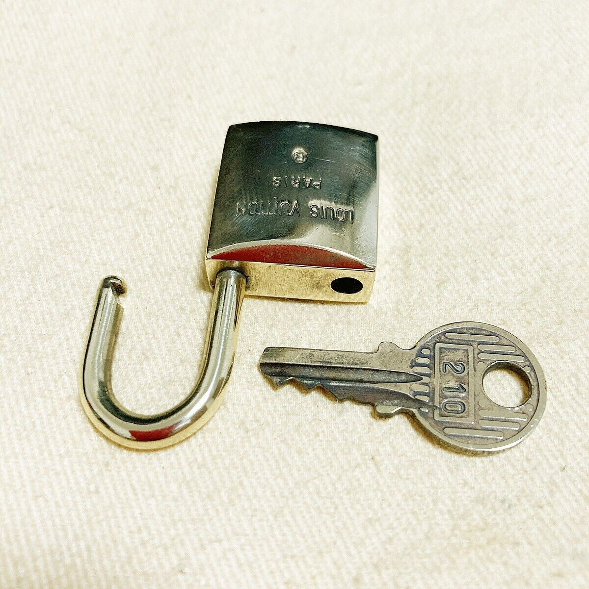 LOUIS VUITTON LV 10 SET PADLOCK KEY BAG CHARM CADENA GOLD PLATED FRANCE 37PDA096