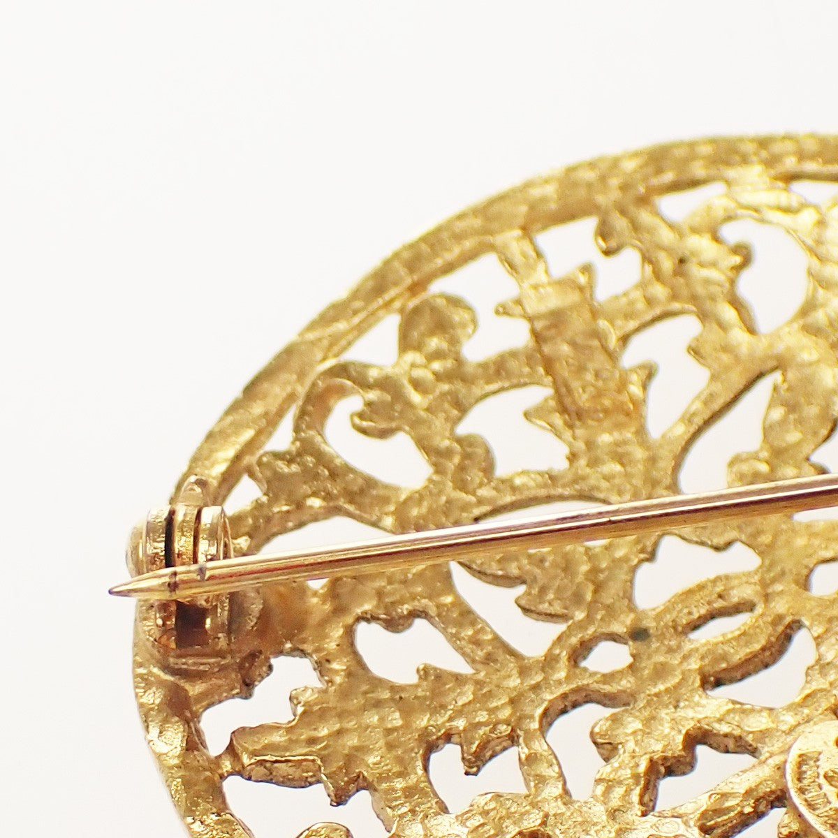 CHANEL CC Logo Round Pin Brooch 26 Gold GHW France Vintage 36YJ176