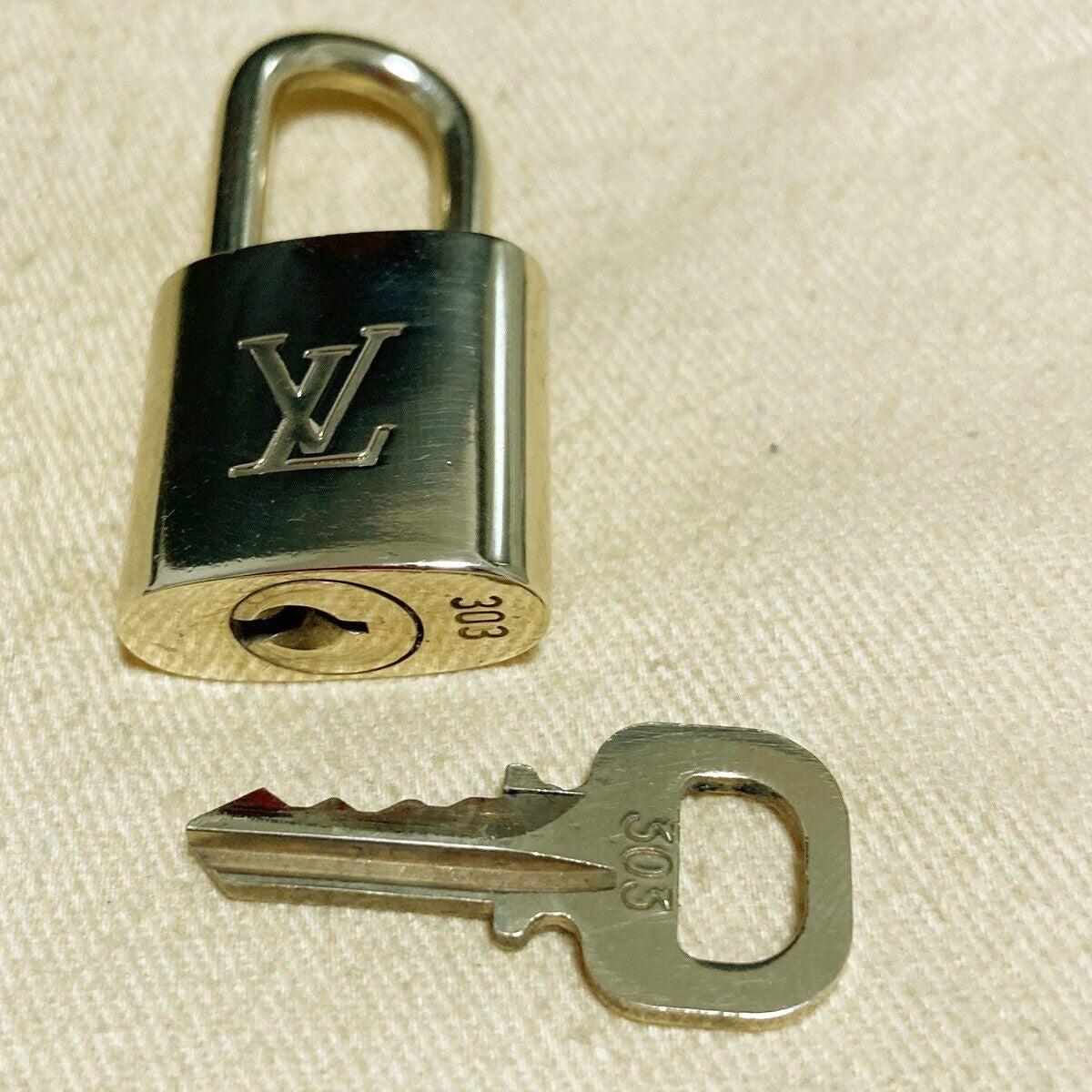 LOUIS VUITTON LV 10 SET PADLOCK KEY BAG CHARM CADENA GOLD PLATED FRANCE 80PDA130