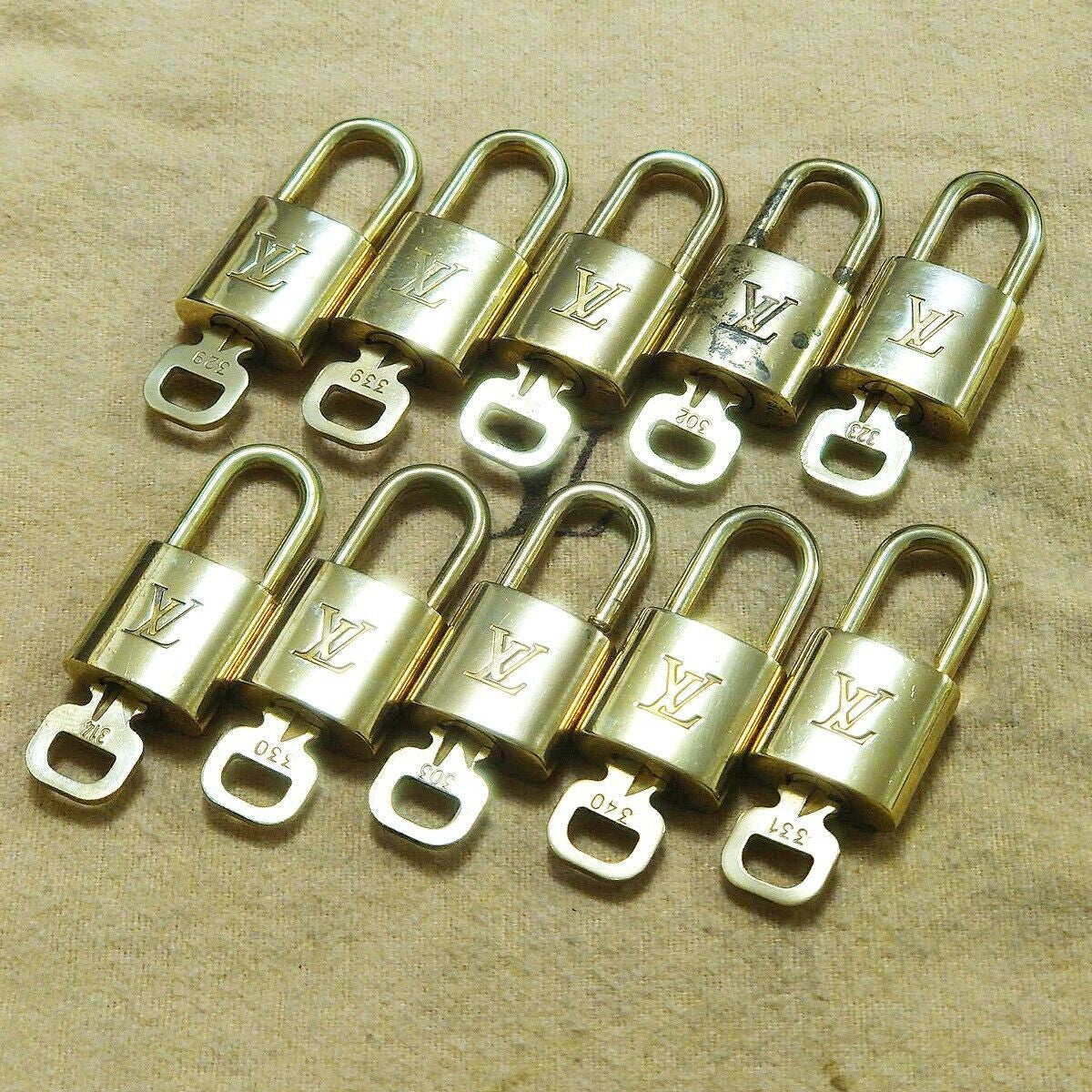 LOUIS VUITTON LV 10 SET PADLOCK KEY BAG CHARM CADENA GOLD PLATED FRANCE 37HA135
