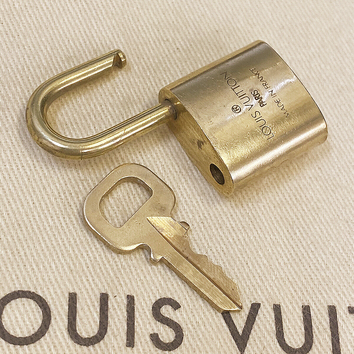 AUTHENTIC LOUIS VUITTON LV 10 SET PADLOCK KEY CHARM CADENA GOLD FRANCE 80BS965