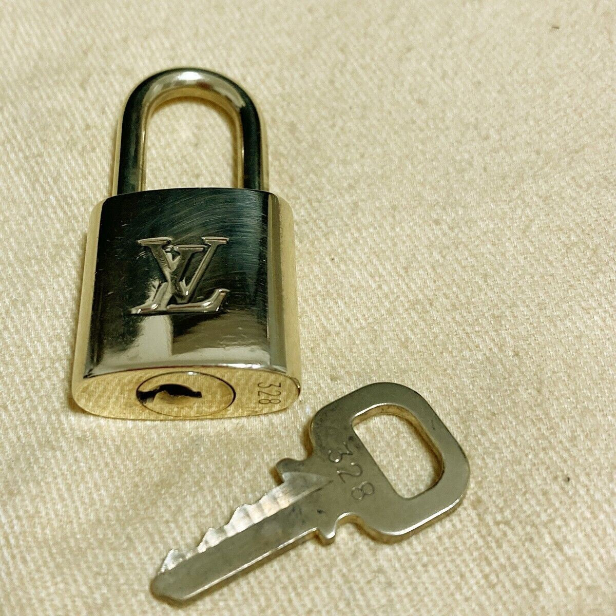 LOUIS VUITTON LV 10 SET PADLOCK KEY CHARM CADENA GOLD-PLATED FRANCE 37PDA167