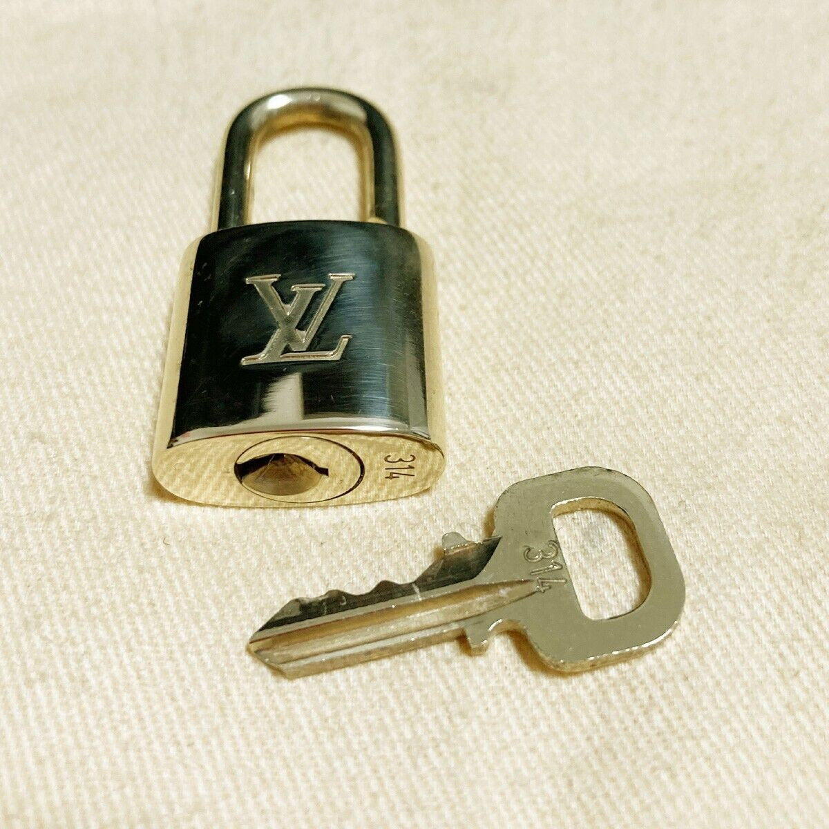 LOUIS VUITTON LV 10 SET PADLOCK KEY BAG CHARM CADENA GOLD PLATED FRANCE 39PDA072