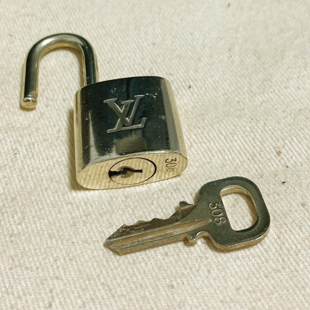 LOUIS VUITTON LV 10 SET PADLOCK KEY CHARM CADENA GOLD-PLATED FRANCE 37PDA203