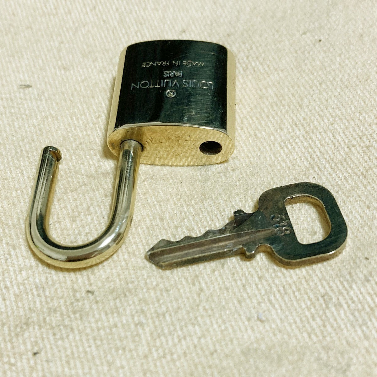 LOUIS VUITTON LV 10 SET PADLOCK KEY CHARM CADENA GOLD-PLATED FRANCE 62PDA210