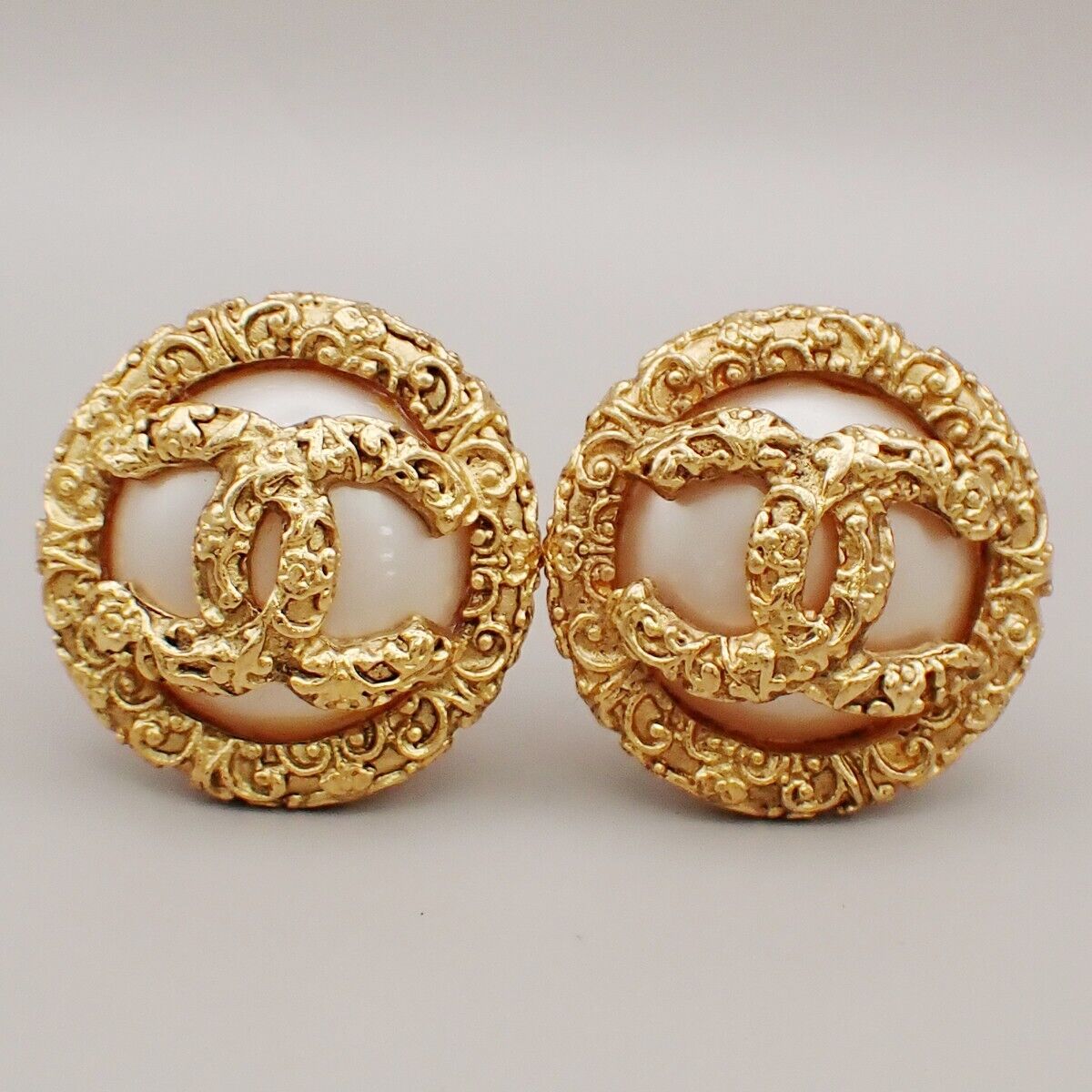 CHANEL Round Imitation Pearl Button Earrings 93P Clip-On GHW Vintage 96RK946