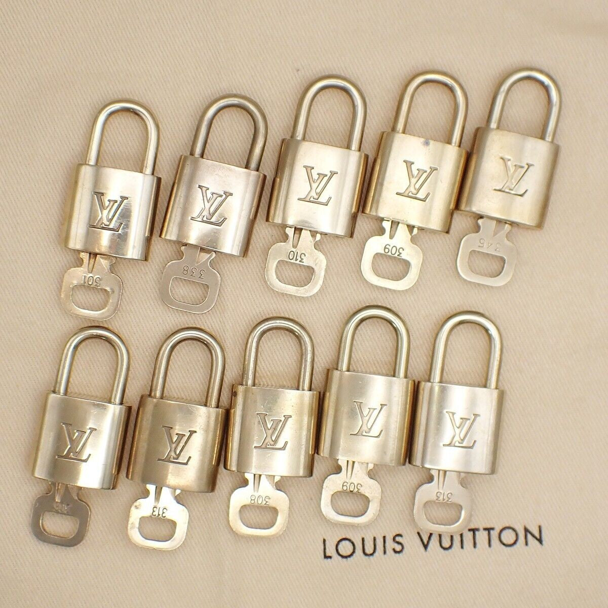 LOUIS VUITTON LV 10 SET PADLOCK CADENA KEY BAG CHARM GOLD PLATED FRANCE 37YE675