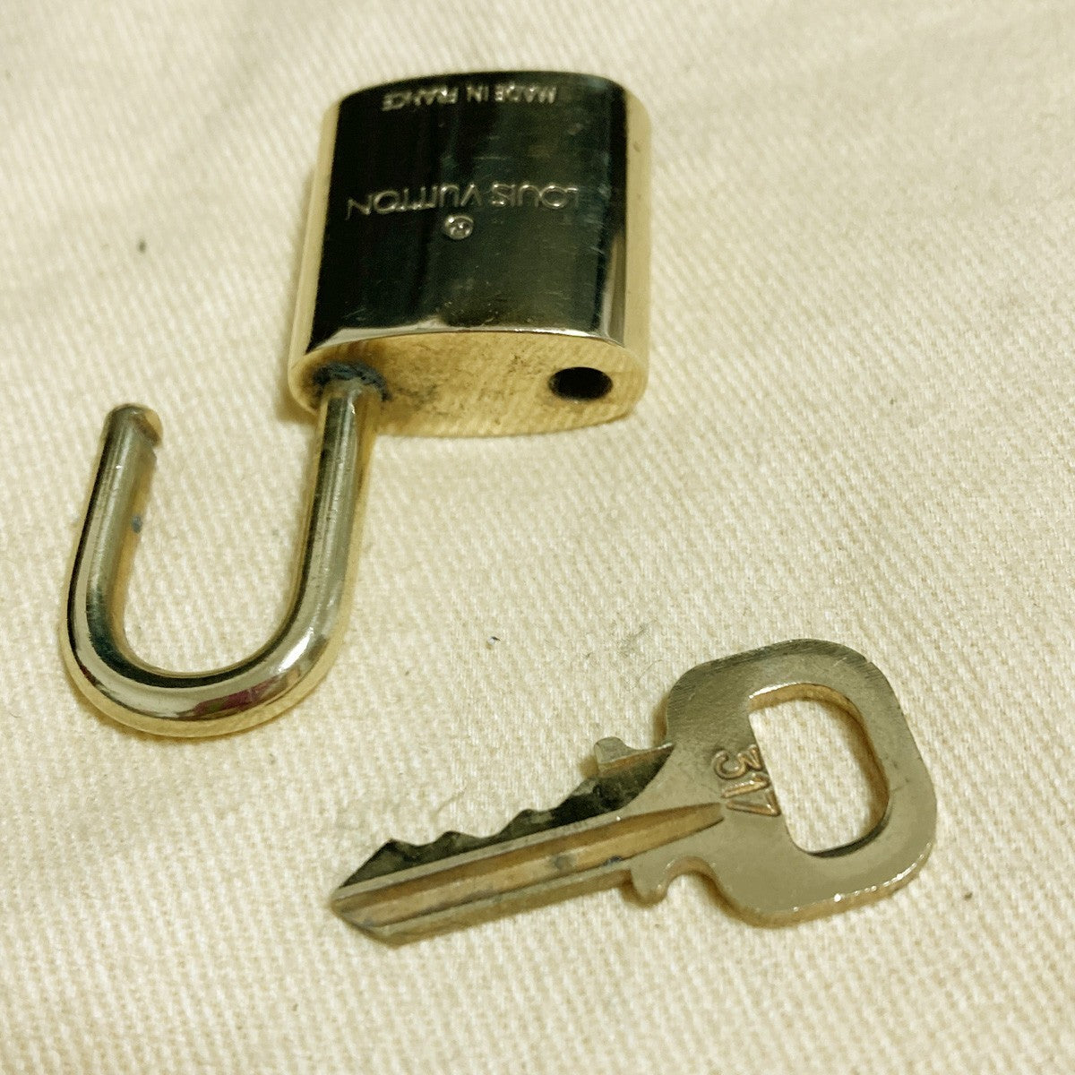 LOUIS VUITTON LV 10 SET PADLOCK KEY CHARM CADENA GOLD-PLATED FRANCE 61PDA262