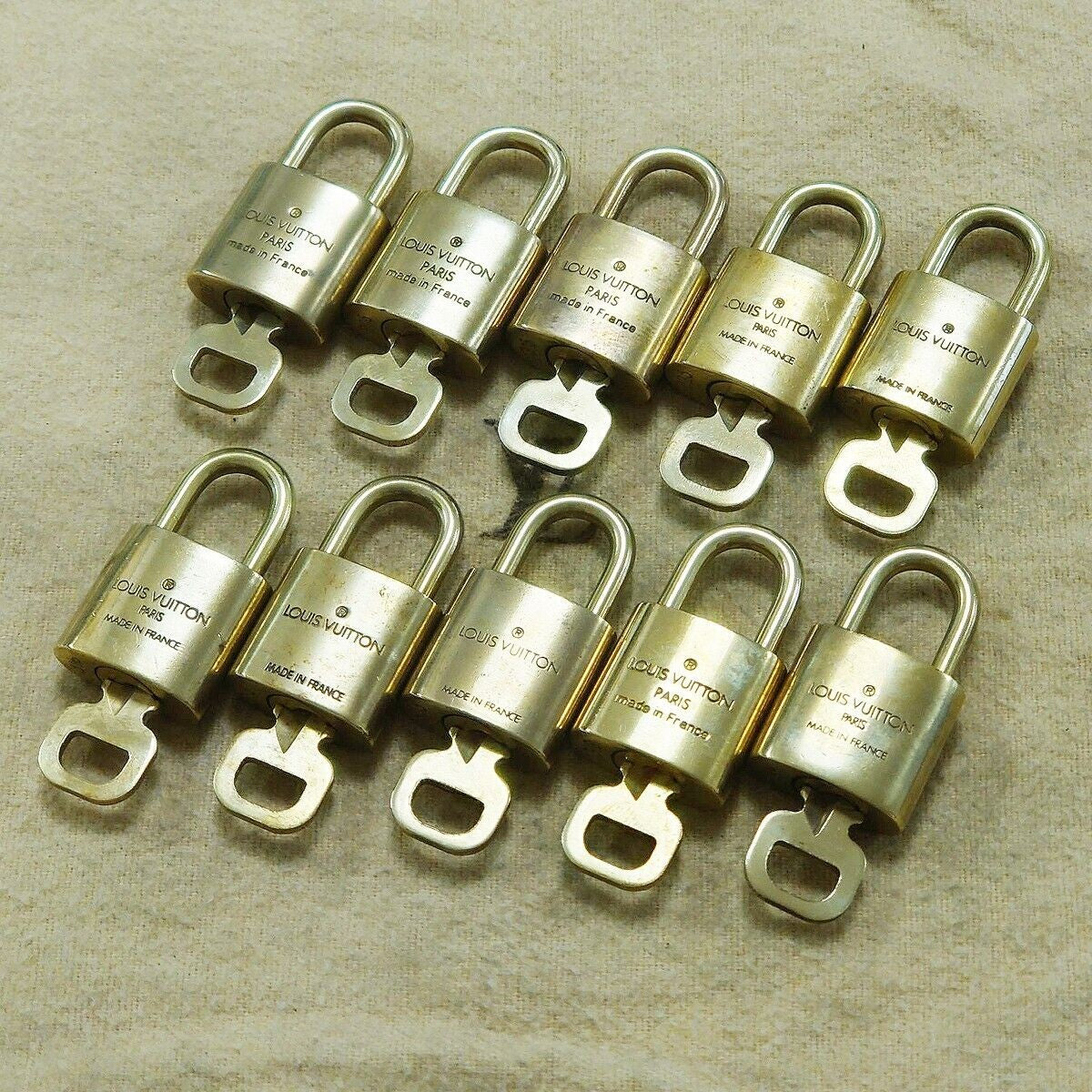 LOUIS VUITTON LV 10 SET PADLOCK KEY BAG CHARM CADENA GOLD PLATED FRANCE 65HA162