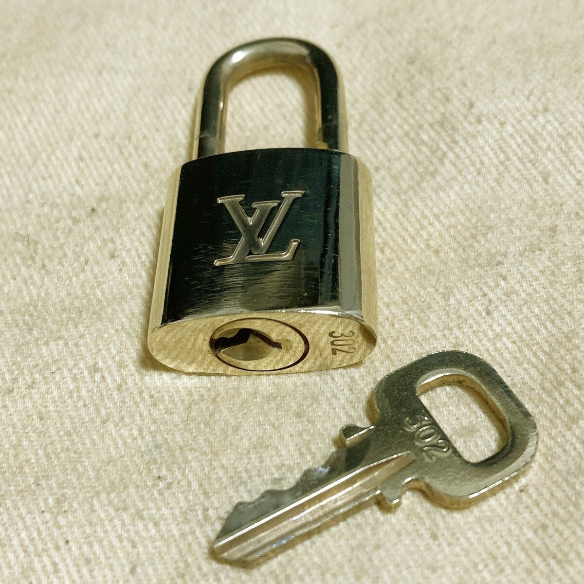 LOUIS VUITTON LV 10 SET PADLOCK KEY CHARM CADENA GOLD-PLATED FRANCE 37PDA183