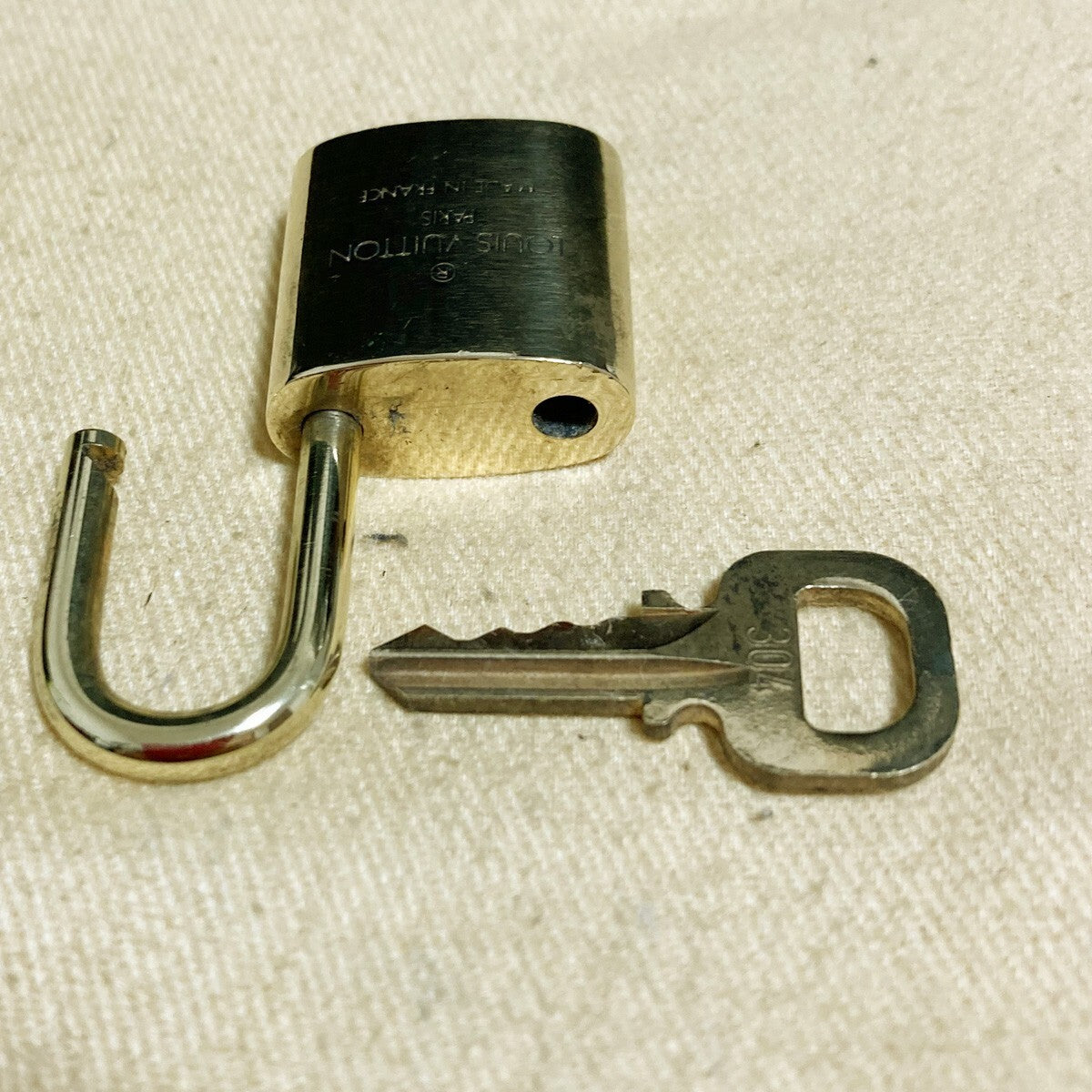 LOUIS VUITTON LV 10 SET PADLOCK KEY CHARM CADENA GOLD-PLATED FRANCE 37PDA225