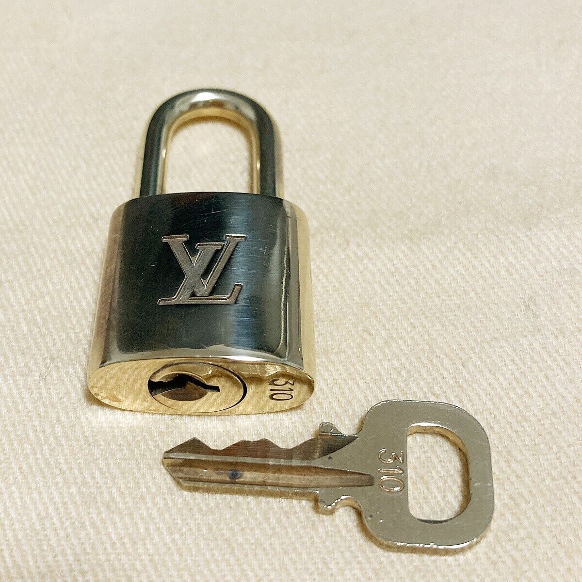 LOUIS VUITTON LV 10 SET PADLOCK KEY BAG CHARM CADENA GOLD PLATED FRANCE 37PDA031