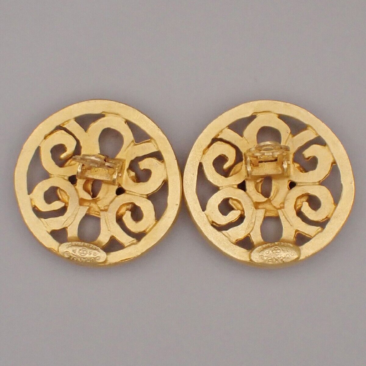 CHANEL CC Logo Round Earrings 95P Clip-On Gold GHW France Vintage 83RK700
