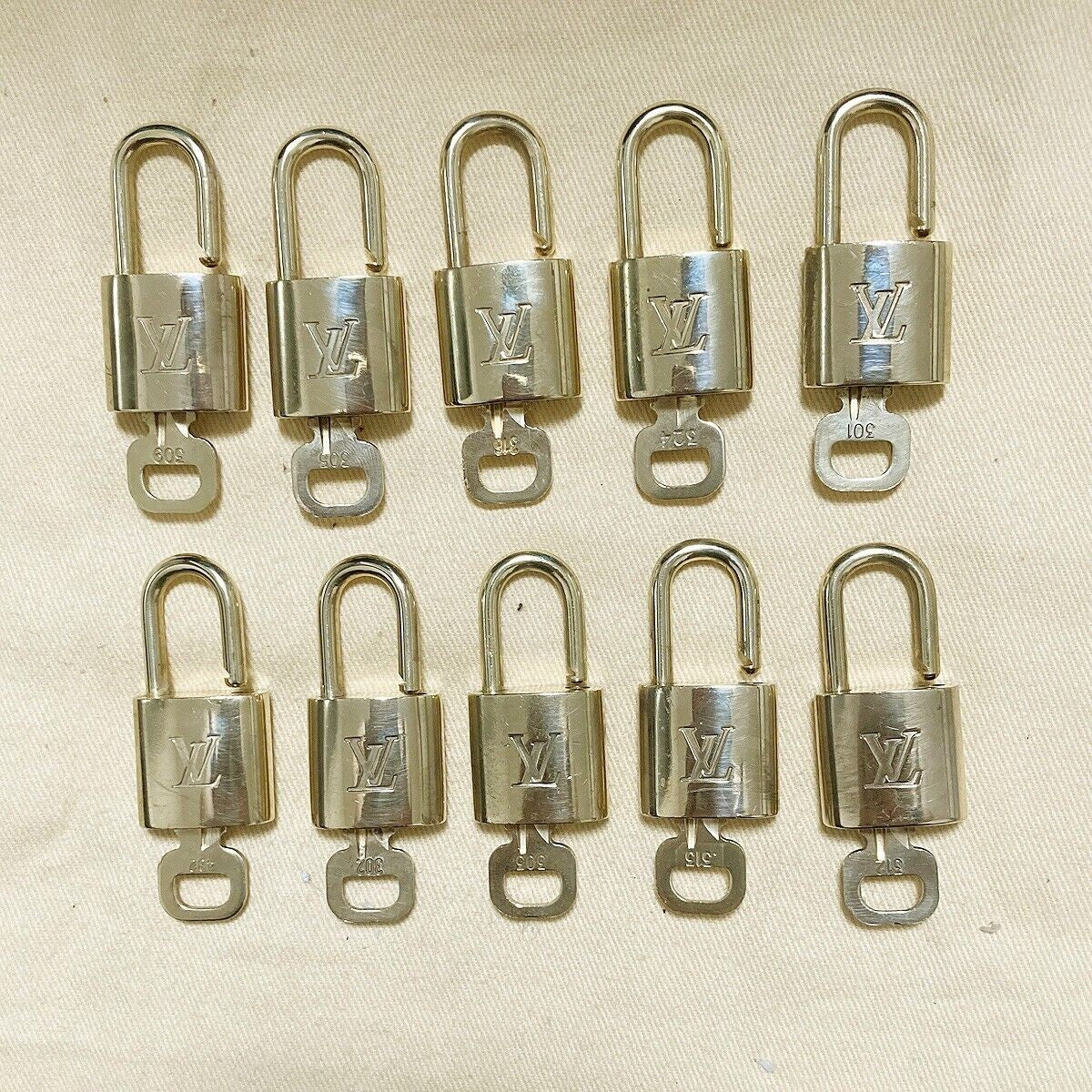LOUIS VUITTON LV 10 SET PADLOCK KEY BAG CHARM CADENA GOLD PLATED FRANCE 35PDA010