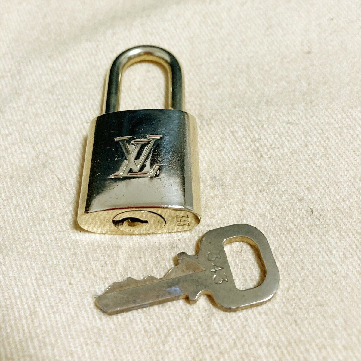 LOUIS VUITTON LV 10 SET PADLOCK KEY BAG CHARM CADENA GOLD PLATED FRANCE 31PDA087