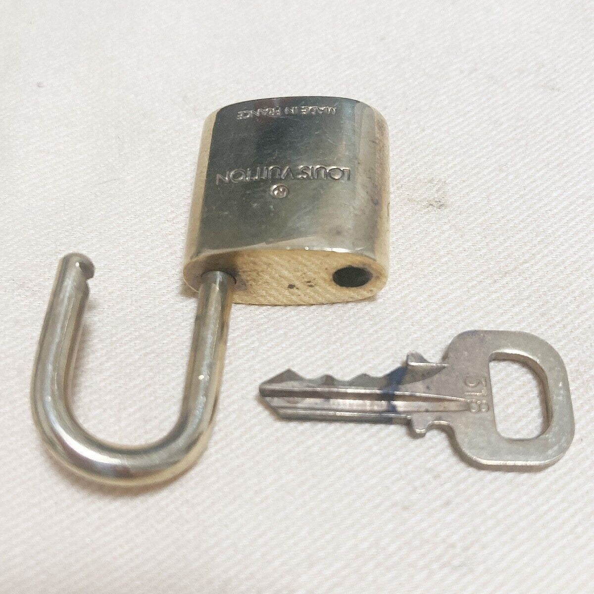 LOUIS VUITTON LV 10 SET PADLOCK KEY BAG CHARM CADENA GOLD PLATED FRANCE 33YB049