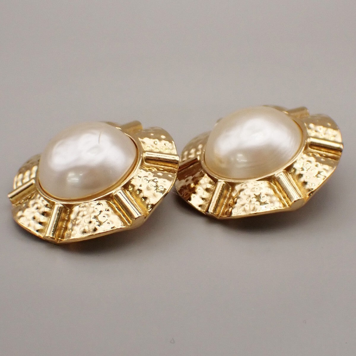 CHANEL Imitation Pearl Large Button Earrings 25 Clip-On Gold Vintage 31RL105