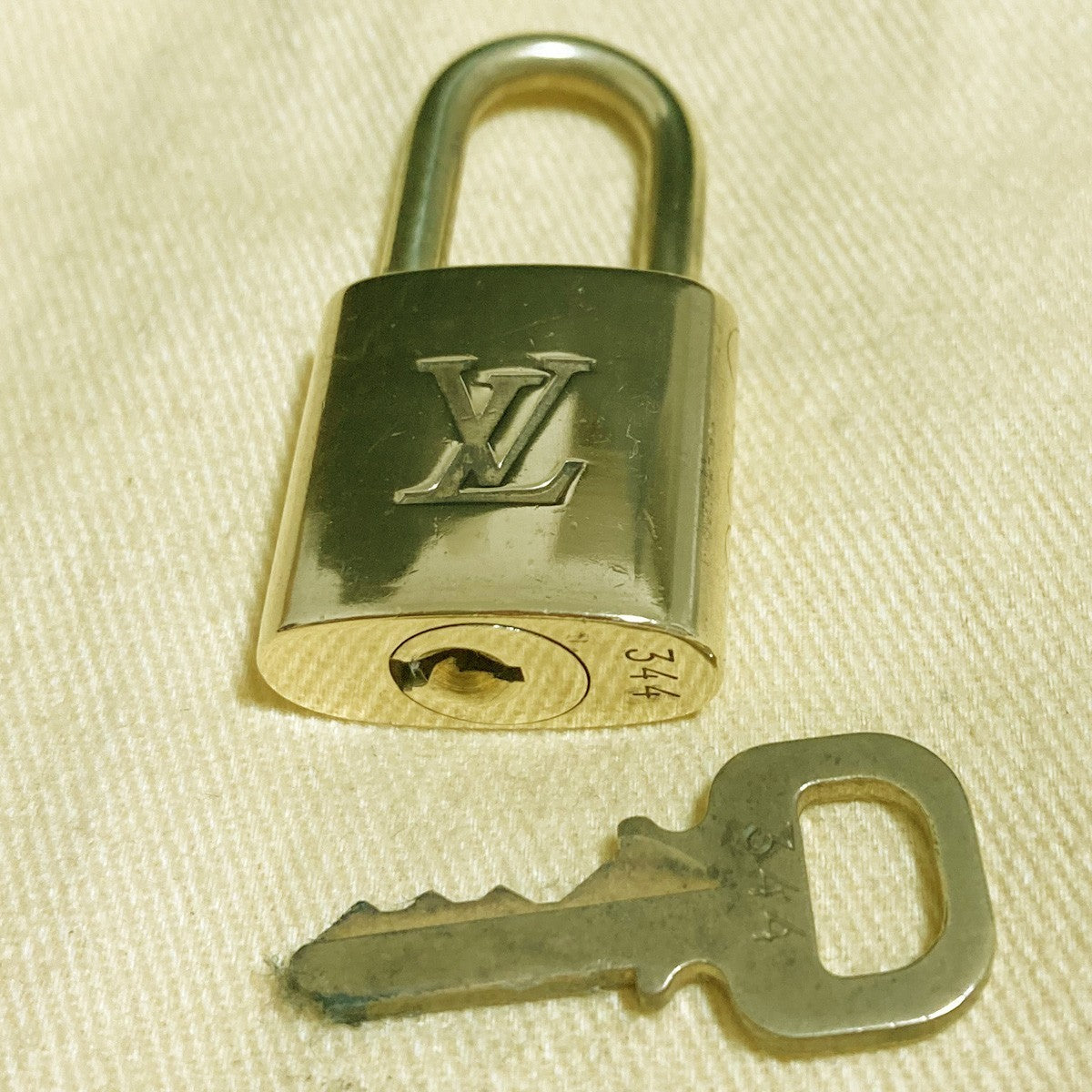 LOUIS VUITTON LV 10 SET PADLOCK KEY CHARM CADENA GOLD-PLATED FRANCE 37PDA281
