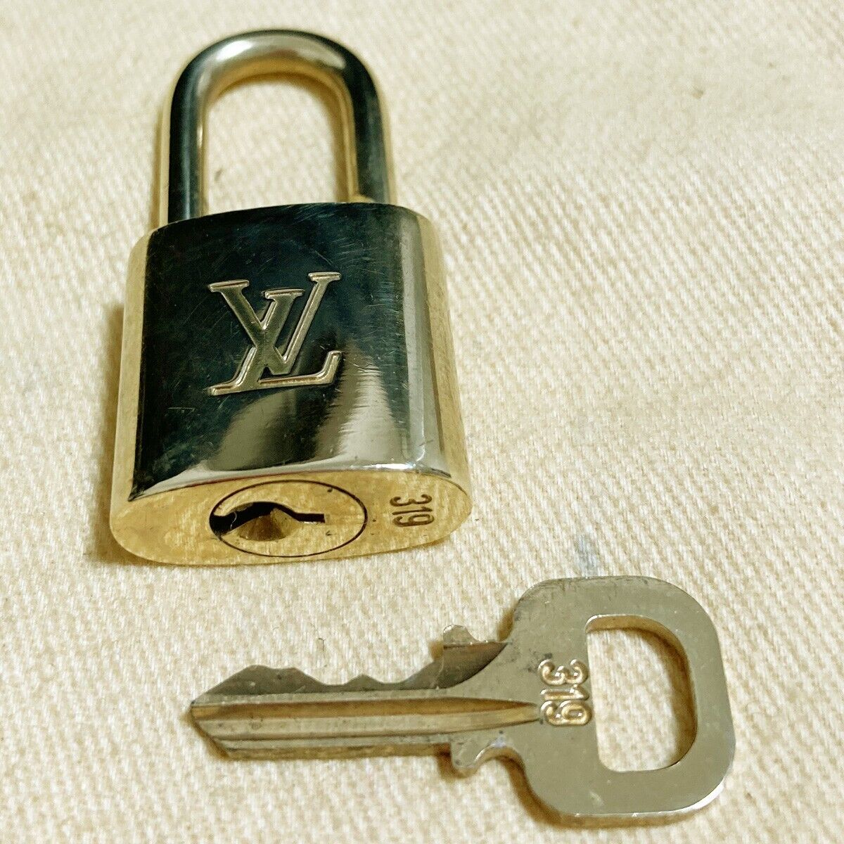AUTHENTIC LOUIS VUITTON LV 10 SET PADLOCK KEY CHARM CADENA GOLD FRANCE 31PDA143