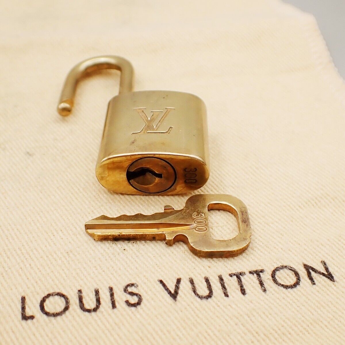 LOUIS VUITTON LV 10 Set  Padlock Key Bag Charm Cadena Gold Plated France 37YF669