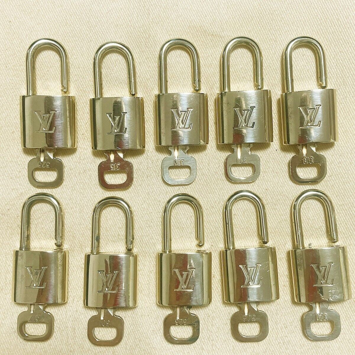 LOUIS VUITTON LV 10 SET PADLOCK KEY BAG CHARM CADENA GOLD PLATED FRANCE 39PDA101