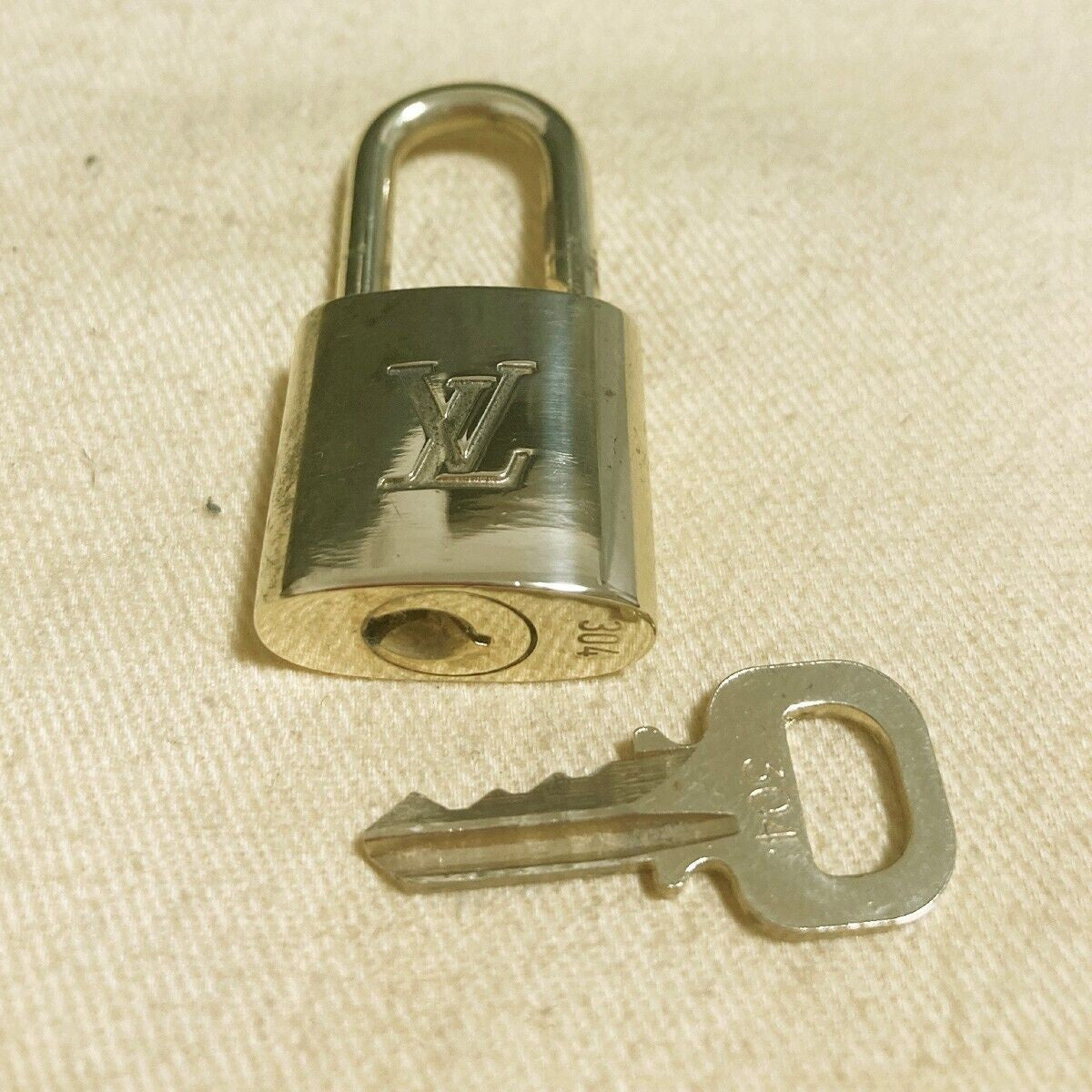 LOUIS VUITTON LV 10 SET PADLOCK KEY BAG CHARM CADENA GOLD PLATED FRANCE 39PDA078